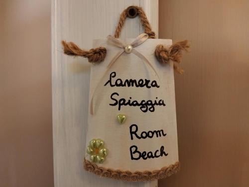 a bag hanging on a door with the words romaspacers roomack at Casa della Nonna Pasqua in Taranto