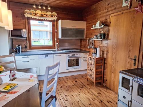 Η κουζίνα ή μικρή κουζίνα στο Holiday Home Sonnenplatzl Verditz by Interhome