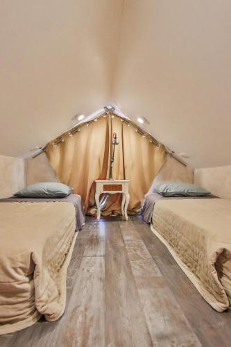 Katil atau katil-katil dalam bilik di Domaine d'AROMM - Chambres d'hotes & gites - Piscine, Etangs & Animaux - Au calme