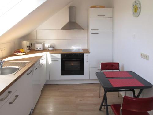 Dapur atau dapur kecil di Apartment Wartbuck by Interhome