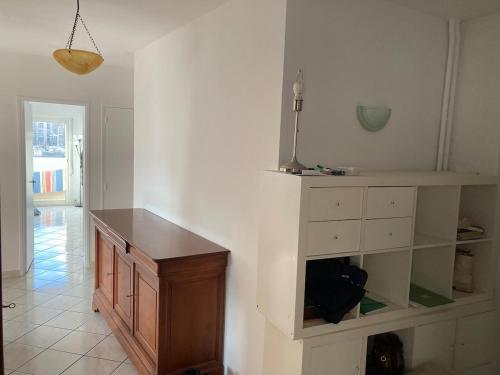 - une cuisine avec un comptoir et une armoire dans une pièce dans l'établissement La tour d'ivoir, à Toulon