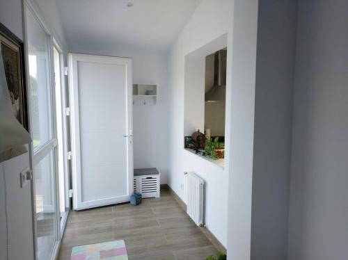 korytarz z drzwiami prowadzącymi do pokoju z białymi ścianami w obiekcie Casa José w mieście Monte