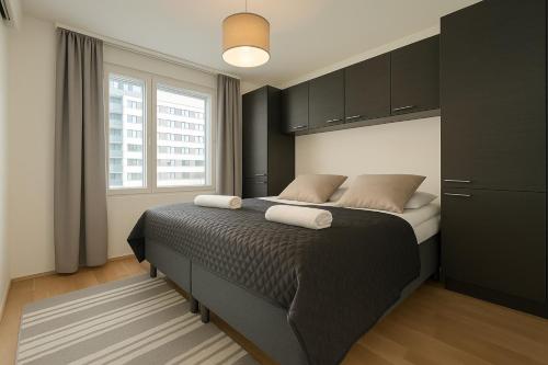 Un dormitorio con una cama con dos toallas encima. en Tammer Huoneistot - City Suite 5 - Own Sauna, Air conditioning, Balcony & Best Location, en Tampere