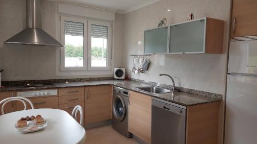 kuchnia ze zlewem i zmywarką do naczyń w obiekcie Casa José w mieście Monte