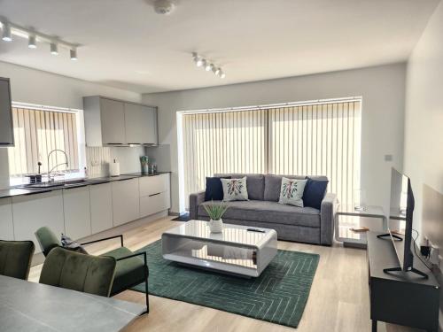 Foto Luxury 2-Bed Apartment with AC, Sleeps 6, Private Garden, Free Parking, Netflix 4