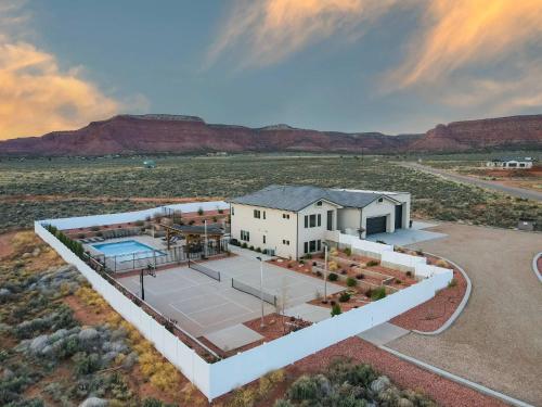 eine Luftansicht eines Hauses in der Wüste in der Unterkunft Lux Kanab Home with Pool Hot Tub Pickleball Courts in Kanab