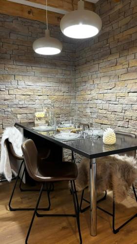 une salle à manger avec une table et deux chaises dans l'établissement Chalet de charme pied des pistes, à Laguiole