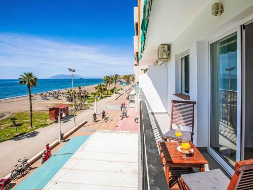 un balcón de un edificio con vistas a la playa en Apartment Rinconada beachfront 2 by Interhome, en Rincón de la Victoria