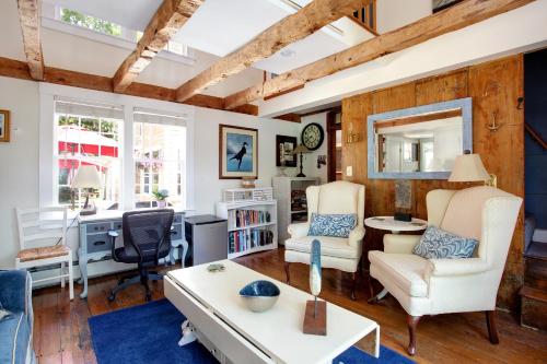 Χώρος καθιστικού στο Gorgeous Cape Cod Mansion With Spa Near Beach