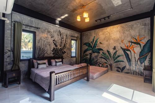 Ban Huai YaiにあるNo5 Villa Houseのベッドルーム1室(ベッド1台付)