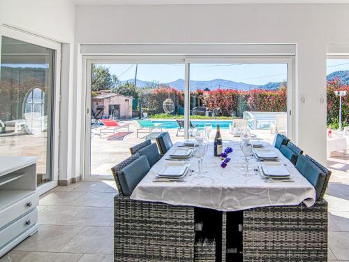 Πισίνα στο ή κοντά στο Holiday Home Villa Mehdaeve by Interhome