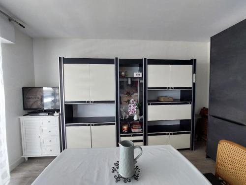 Cette chambre comprend une table et une cuisine équipée d'un réfrigérateur. dans l'établissement Studio 50M plage, à La Baule