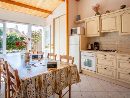 - une cuisine avec une table, des chaises et un comptoir dans l'établissement Holiday Home La Mouette Rieuse by Interhome, à La Bernerie-en-Retz