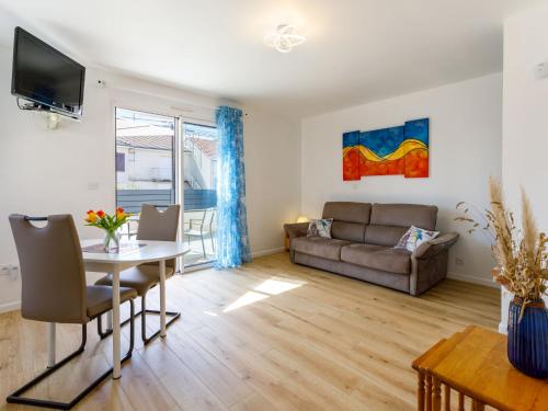 un salon avec un canapé et une table dans l'établissement Holiday Home Studio Océan by Interhome, à La Bernerie-en-Retz