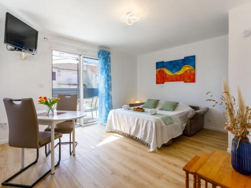 une chambre avec un lit, une table et une télévision dans l'établissement Holiday Home Studio Océan by Interhome, à La Bernerie-en-Retz