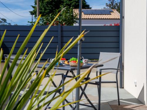 une table et une chaise sur une terrasse dans l'établissement Holiday Home Studio Océan by Interhome, à La Bernerie-en-Retz
