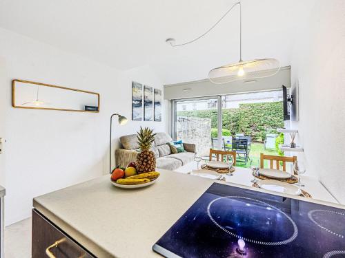 une cuisine avec un bol de fruits sur un comptoir dans l'établissement Apartment Maison Port En Dro-10 by Interhome, à Carnac