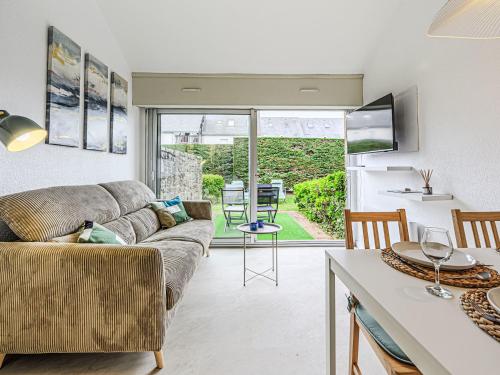 un salon avec un canapé et une table dans l'établissement Apartment Maison Port En Dro-10 by Interhome, à Carnac