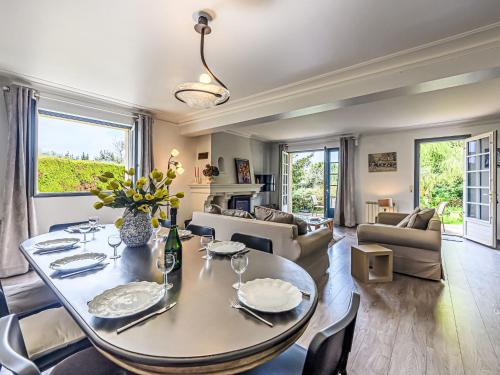 un grand salon avec une table et des chaises dans l'établissement Holiday Home Maison de Kerinis by Interhome, à Locmariaquer