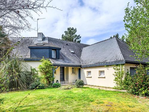 une maison avec un toit gris et une cour dans l'établissement Holiday Home Maison de Kerinis by Interhome, à Locmariaquer