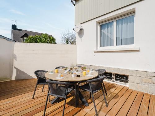 un patio avec une table et des chaises sur une terrasse dans l'établissement Holiday Home La Colombe by Interhome, à Saint-Lunaire