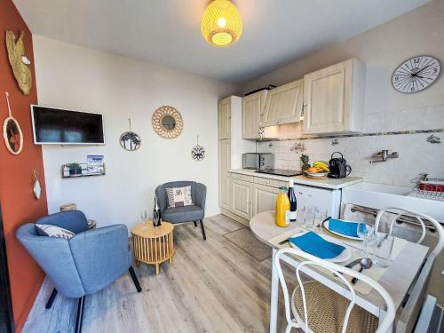une cuisine avec une table et des chaises dans une pièce dans l'établissement Apartment Charme du Pouliguen by Interhome, au Pouliguen