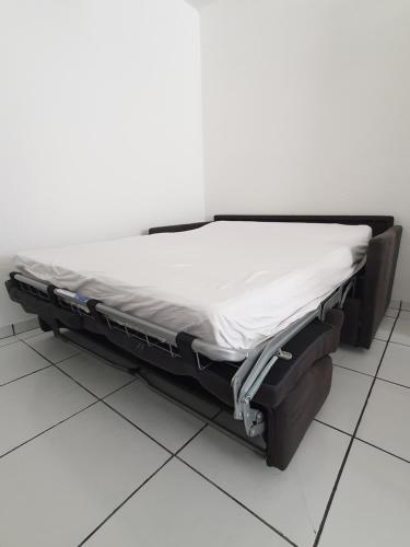 a bed sitting on the floor in a room at Beau studio rénové en centre-ville de Sète in Sète