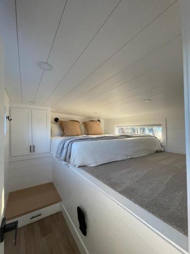 a bedroom in a tiny house with a bed at Tiny Home Getaway in Bella Vista