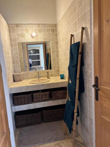 une salle de bain avec un lavabo et un miroir dans l'établissement Cassis vue mer, à La Celle-sous-Gouzon