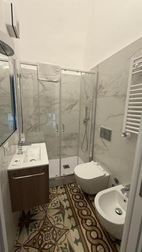 マテーラにあるPalazzo epocale Matera - Room 900のシャワー、洗面台、トイレ付きのバスルーム