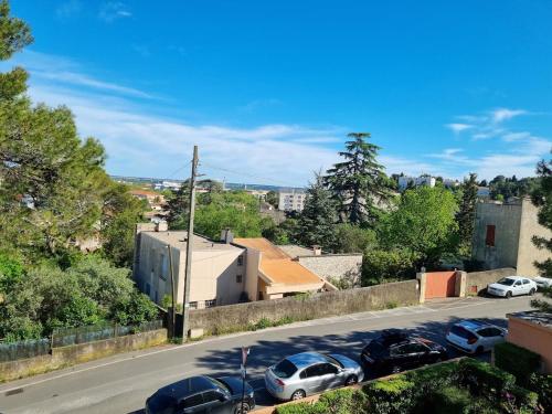 une rue avec des voitures garées dans un parking dans l'établissement Hosted by Adrian, à Nîmes