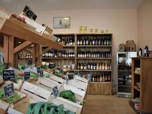 un magasin rempli de nombreuses bouteilles de vin dans l'établissement Chambre Voyage du Domaine de la Belle Verte, à Le Bô