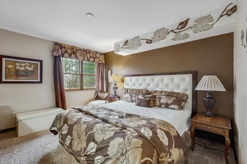 a bedroom with a large bed in a room at Grand Tomahawk Lodge in Tomahawk