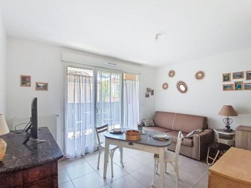 un salon avec un canapé et une table dans l'établissement Apartment Les Félibres by Interhome, à La Seyne-sur-Mer