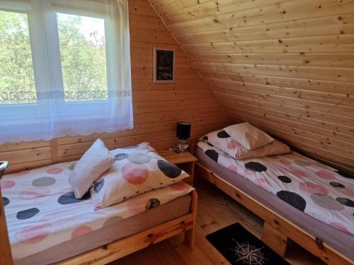 En eller flere senge i et værelse på domki Kalskie Impresje