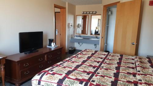 Ένα ή περισσότερα κρεβάτια σε δωμάτιο στο Knights Inn and Suites - Grand Forks