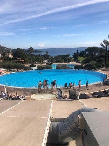 une grande piscine bleue avec des gens dedans dans l'établissement T2 climatisé wifi piscines parking, à Saint-Raphaël