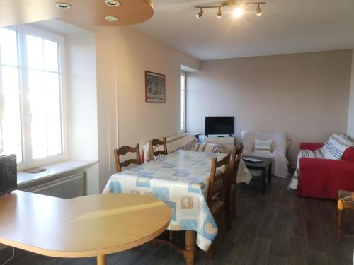 Μια τηλεόραση ή/και κέντρο ψυχαγωγίας στο appartement 3 chambres, plage à 400 m
