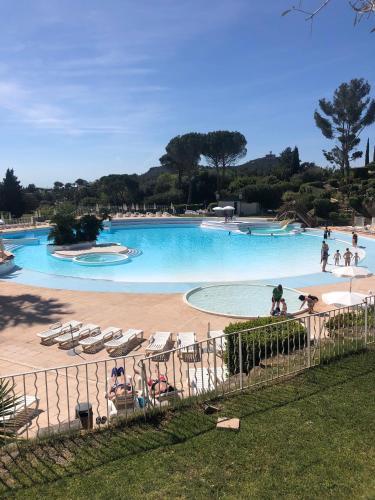 T2 climatisé wifi piscines parking