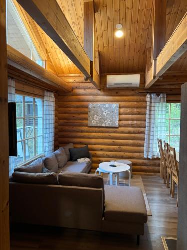 Ein Sitzbereich in der Unterkunft Latvahonka Cottage