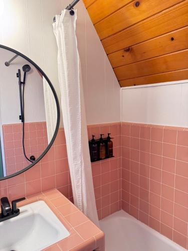 Ένα μπάνιο στο Perfect Fall Romantic Getaway! 60's Time Capsule