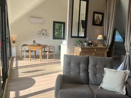 un salon avec un canapé et une table dans l'établissement Domaine de La Belle Verte, à Le Bô