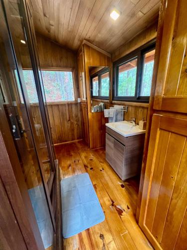 ein Badezimmer mit Toilette und Waschbecken in der Unterkunft Nido de Madera in San Mateo Río Hondo