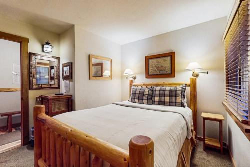 a bedroom with a wooden bed in a room at Cozy Condo in Ski Trails in Truckee
