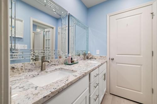 Un baño con dos lavabos y un espejo grande. en Sea Glass 402 by Liquid Life, en Gulf Shores