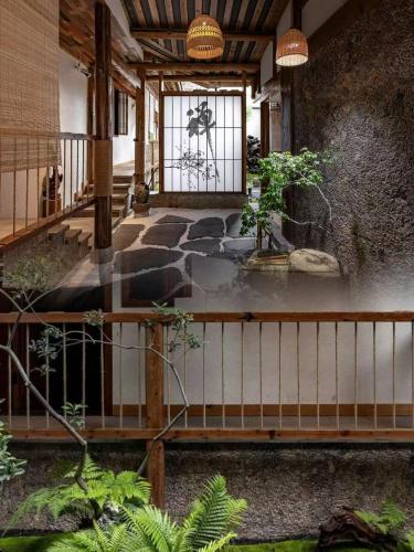 Um jardim no exterior de ChanYin Hotel