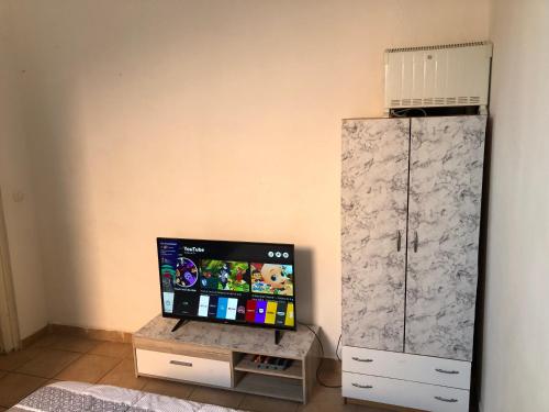 Elle comprend une télévision à écran plat. dans l'établissement Apart-Pratique, à Sète