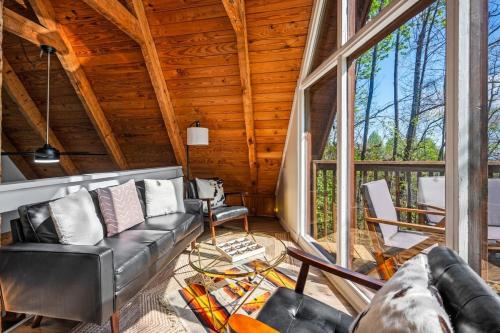 Posezení v ubytování Charming A-Frame Cabin w Hot Tub & Mountain Views