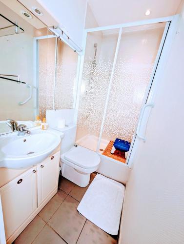 une salle de bain avec toilettes, lavabo et douche dans l'établissement Le Castille d'Or Elégant, en face de l'Hôtel de Ville, à Poitiers