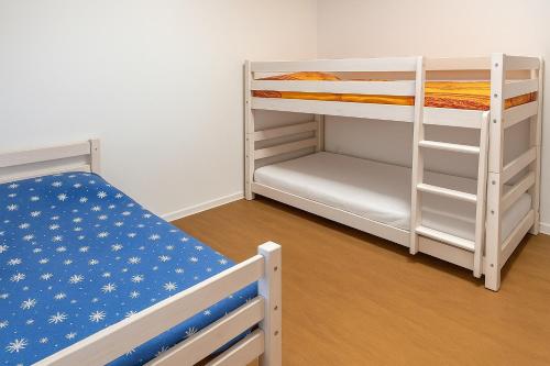 une chambre avec deux lits superposés et une échelle dans l'établissement Entre Port et Mer, à Dieppe